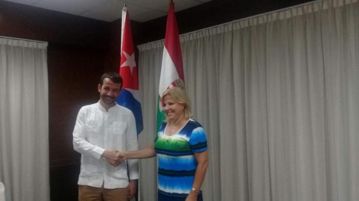 Ana Teresita González Fraga, viceministra Primera del Ministerio de Comercio Exterior y la Inversión Extranjera (MINCEX) saludando al excelentísimo Señor Heincz Balazs, embajador de Hungría en Cuba