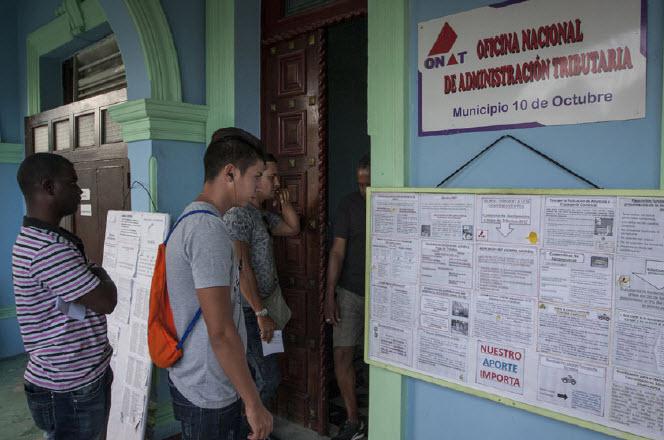 Personas en la entrada de la ONAT de Diez de Octubre