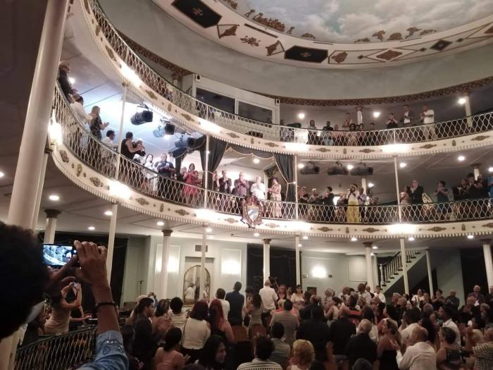Personas en el teatro Martí