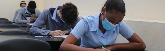 Estudiantes de preuniversitario haciendo una prueba