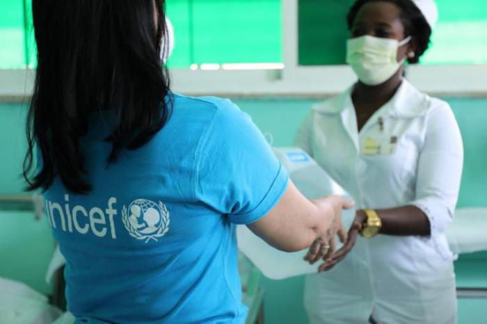 Funcionaria de Unicef entrega insumos a una enfermera