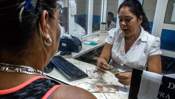 Venta de divisas en la cadeca de 21 y 42, en Playa, La Habana.