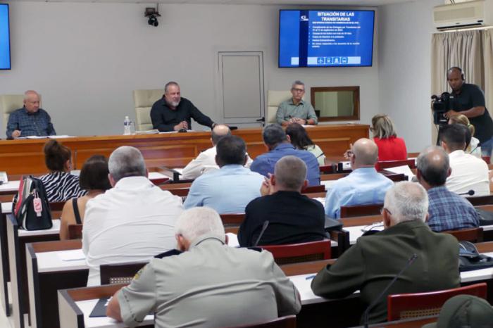 Manuel Marrero junto a otras personas en la reunión de chequeo de las entregas de las paqueterías