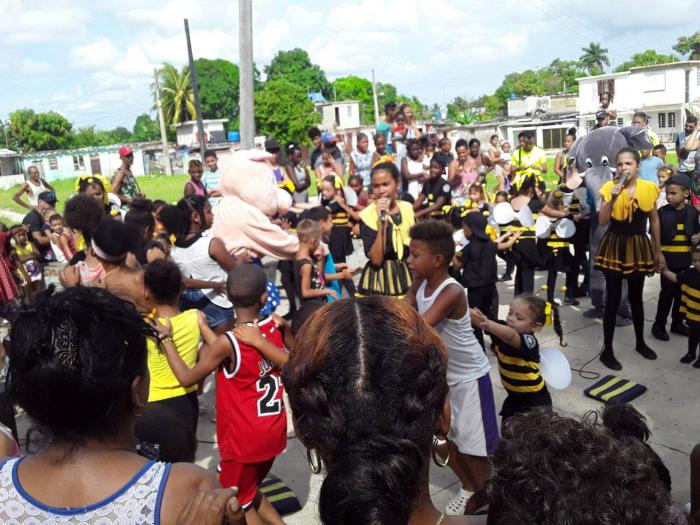 La Colmenita de la PNR junto a los niños y adultos