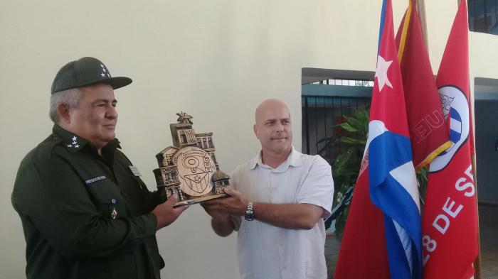 Entregan Premio del Barrio al Cuerpo de Bomberos de Cuba