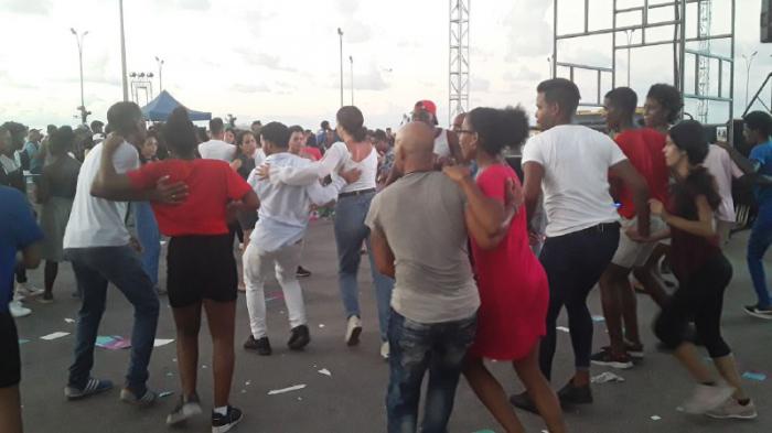Personas bailando en el Malecón