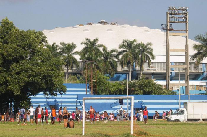 Personas en la Ciudad deportiva en actividad deportiva