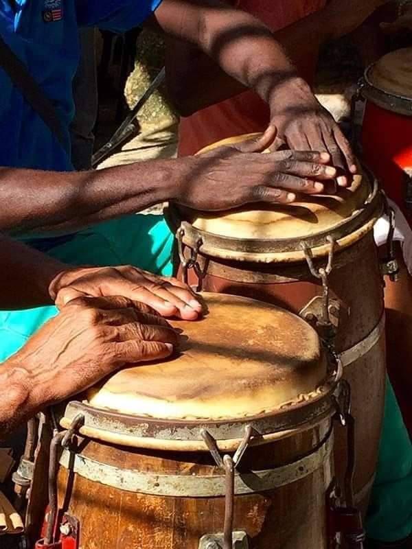 Manos tocando unas tumbadoras