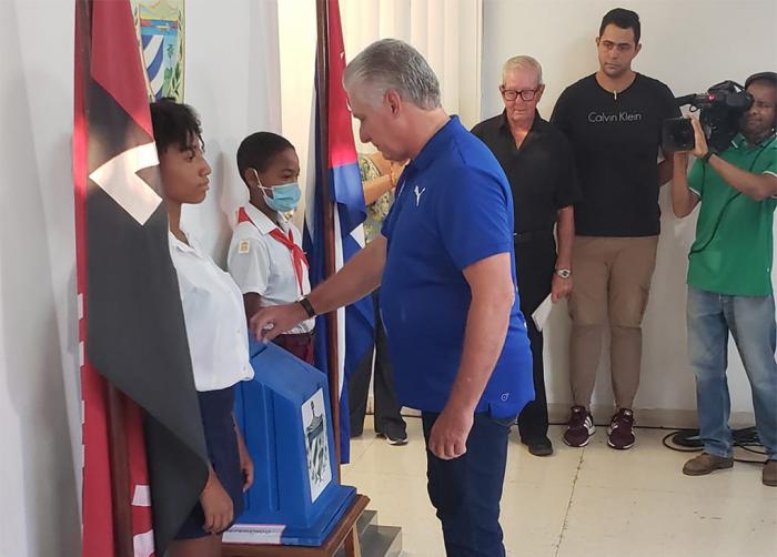 Díaz-Canel vota sí por el Código de las Familias
