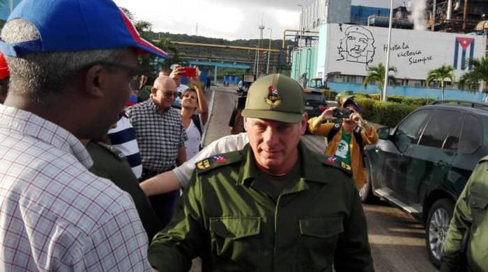 Miguel Díaz-Canel en la termoeléctrica junto a otras personas