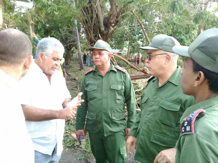 Gilmer Ricardo Rodríguez, director general del Blas Roca, informa a las máximas autoridades de la capital las acciones desarrolladas en la avenida 25 y otras zonas de La Lisa.