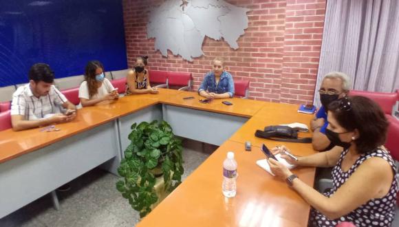 Leisy Hernández González, directora comercial de la Empresa Eléctrica de La Habana, en conferencia de prensa.