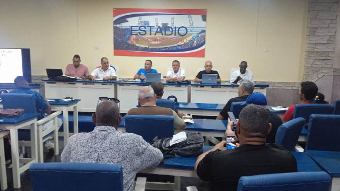 Reunión en salón de estadio latinoamericano