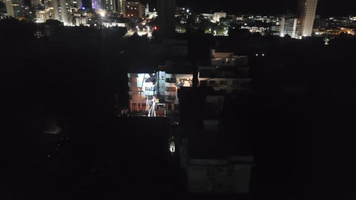 Parte del Vedado, edificios en apagón y otros con electricidad, linieros trabajando