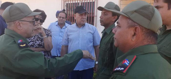 Torres Iríbar y García Zapata dan indicaciones al presidente del CDM de La Lisa.