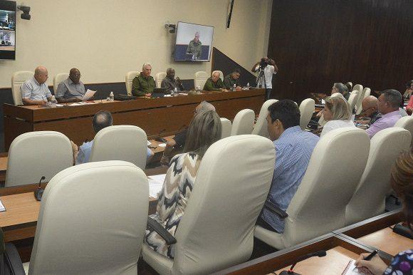 Miguel Díaz-Canel y otros que presiden reunión de este lunes 3 de octubre de trabajo tras paso de Ian