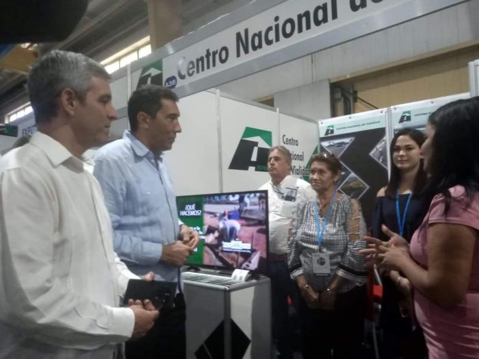 Ministro de Transporte y de Telecomunicaciones en un stand de la feria