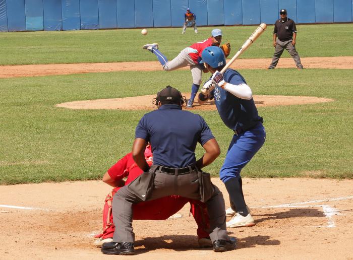 Jugadores de béisbol en el terreno