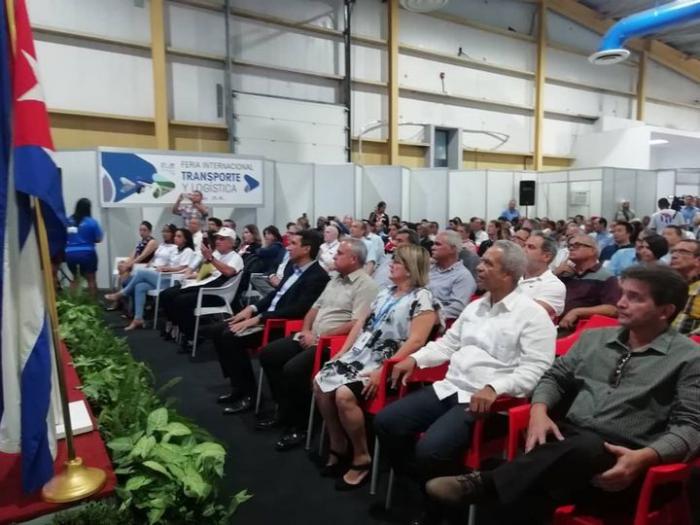 Participantes en la feria internacional del transporte y logística, realizada en La Habana, donde empresas de Cuba y EE.UU. acuerdan transportación de carga.