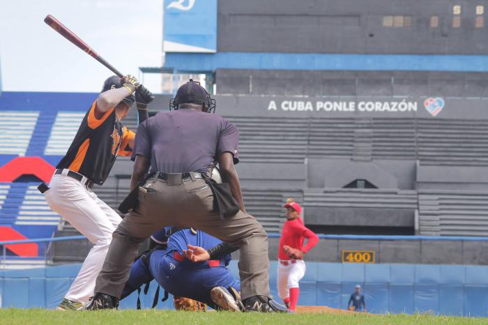 Dos equipos de béisbol en el campo
