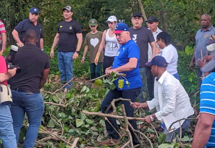 Presidente de Cuba participa en trabajo voluntario tras huracán Ian
