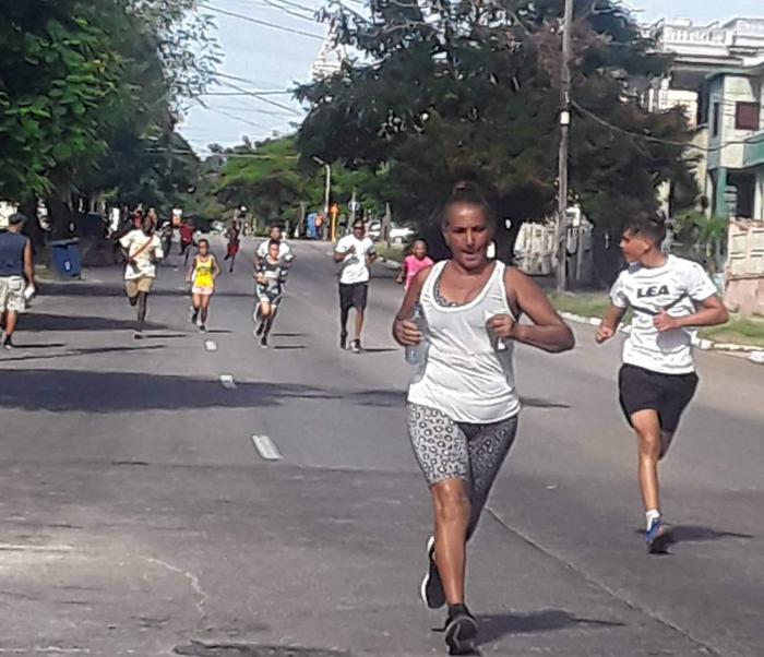 Personas participando en la carrera