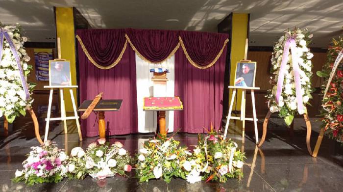 Ofrendas florales y foto de Mario Balmaseda