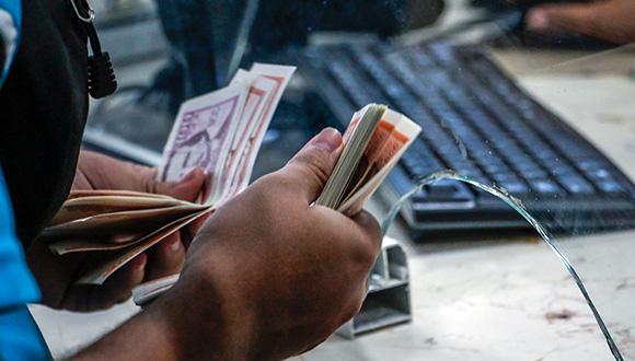 Venta de divisas en la Cadeca de 21 y 42, en Playa, La Habana. Foto/ Abel Padrón Padilla/ Cubadebate.