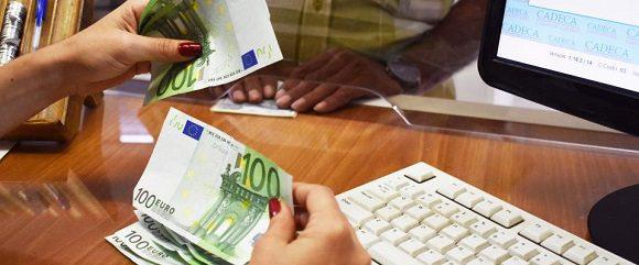 Persona cambiando Euros en el banco