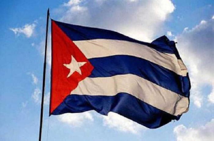 Bandera cubana, al fondo el cielo
