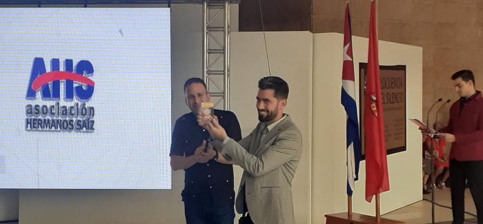 El presidente de la AHS recibe el Sello Aniversario 60 de la UNEAC