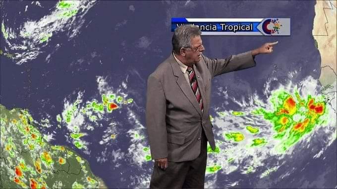 Doctor José Rubiera dando el parte meteorológico
