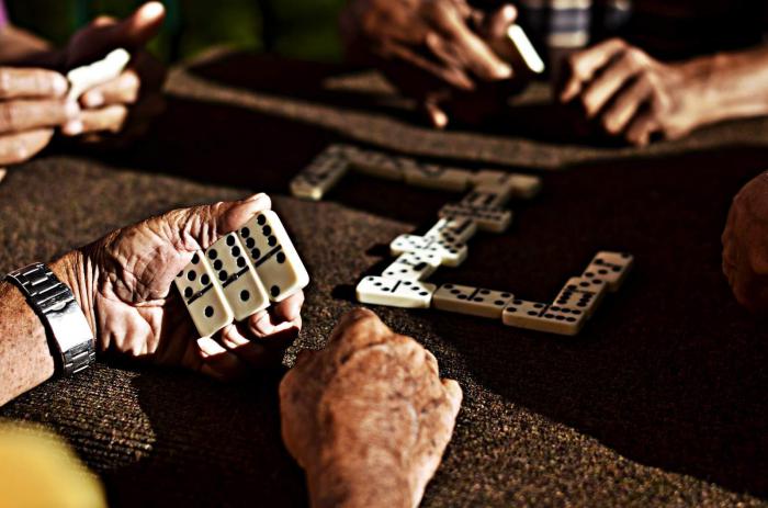 Personas jugando dominó