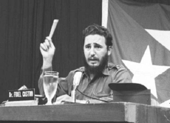 Fidel comparece por CMBF-Televisión Revolución en respuesta al discurso del Presidente de Estados Unidos John F. Kennedy. Foto: Fidel Soldado de las Ideas.