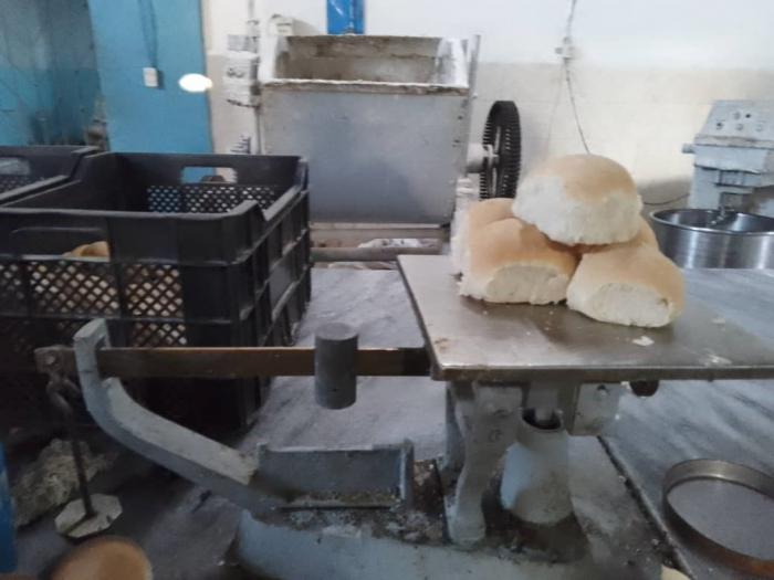 En la Panadería La Elena se comprueba la existencia del pan con bajo peso.