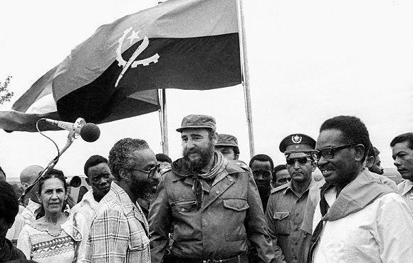 Fidel Castro visita las poblaciones de Quifangondo y Caxito, en compañía del presidente angolano Agosthino Neto, el 24 de marzo de 1977. 