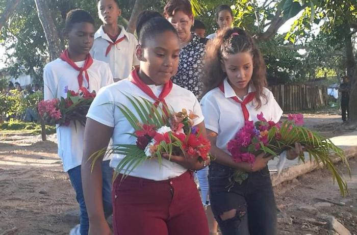 Pioneros con flores para Camilo