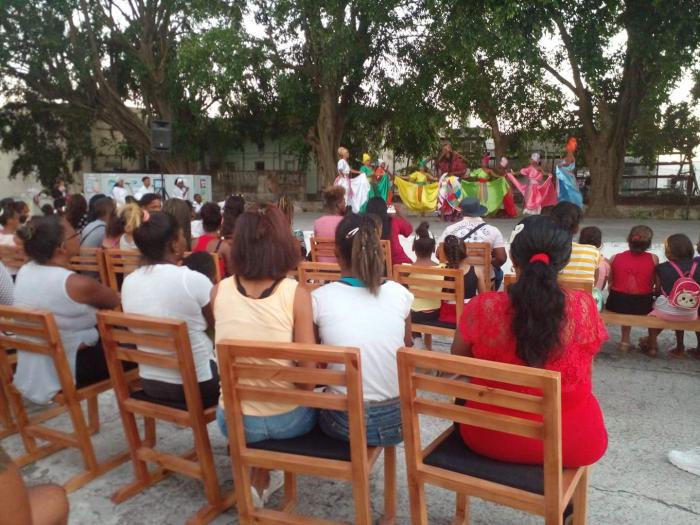 Presentación de Raíces Profundas en el Patio Mirahabana de la Casa de Cultura Raúl Gómez García.