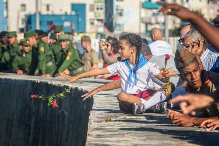 Flores para Camilo en el Malecón