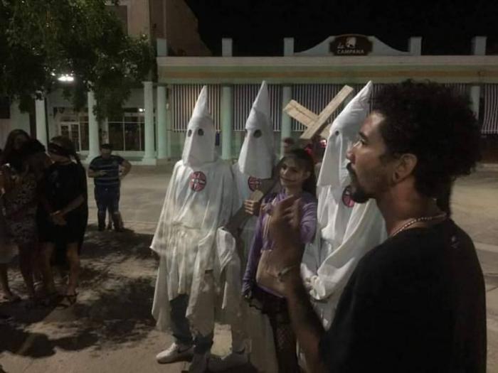 Personas disfrazadas de Ku Klux Klan en fiestas de Halloween cubanas