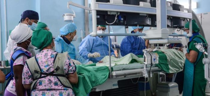 Paciente y médicos en el momento del implante.