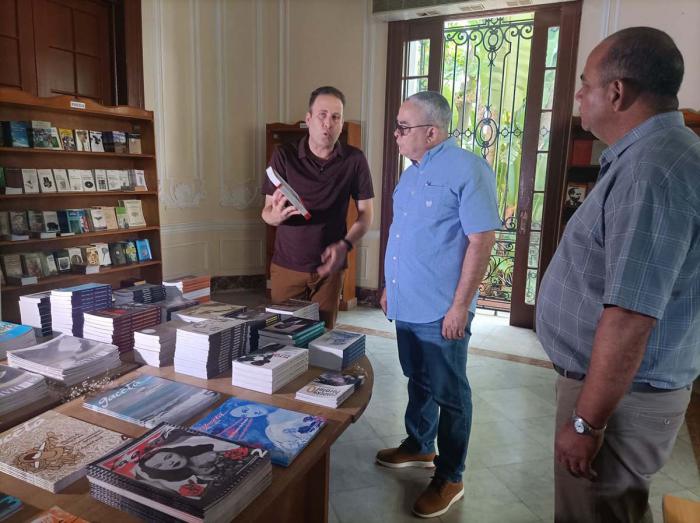 En la librería El gran Zoo, el presidente de la Unión de Escritores y Artistas de Cuba, Luis Morlote; Luis Antonio Torres Iríbar, primer secretario del Partido en la capital, y Reinaldo García Zapata, gobernador de La Habana.