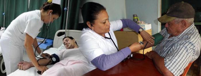 Dos enfermeras atendiendo a pacientes