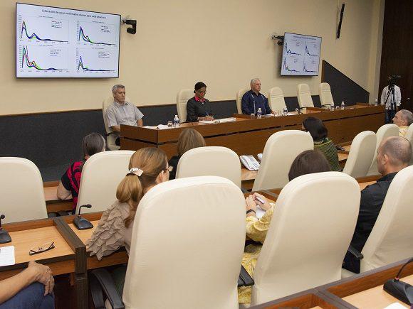 Presidencia y demás participantes en la reunión