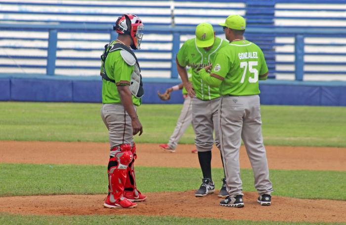 Tres jugadores de un equipo de béisbol