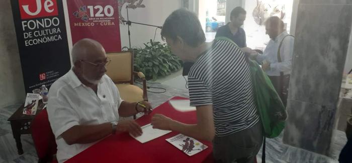 Leonardo Padura firma el libro a una lectora