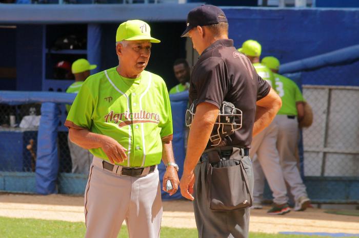 Del equipo de Agricultores y un árbitro