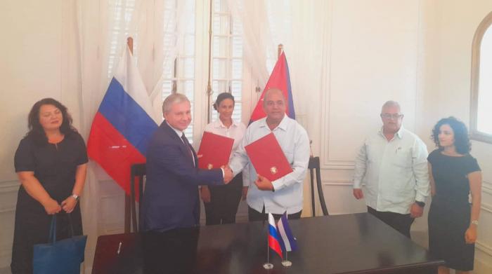 El documento fue rubricado por Sergei Evgenievich Cheremin, ministro del gobierno de Moscú; y Reinaldo García Zapata, Gobernador de la capital.