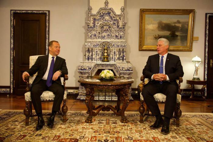 El Primer Secretario del Comité Central del Partido Comunista y Presidente de la República, Miguel Díaz-Canel Bermúdez, y el vicepresidente del Consejo de Seguridad de Rusia, Dmitri Medvedev