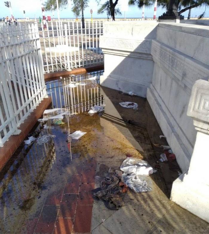 Basura en el monumento